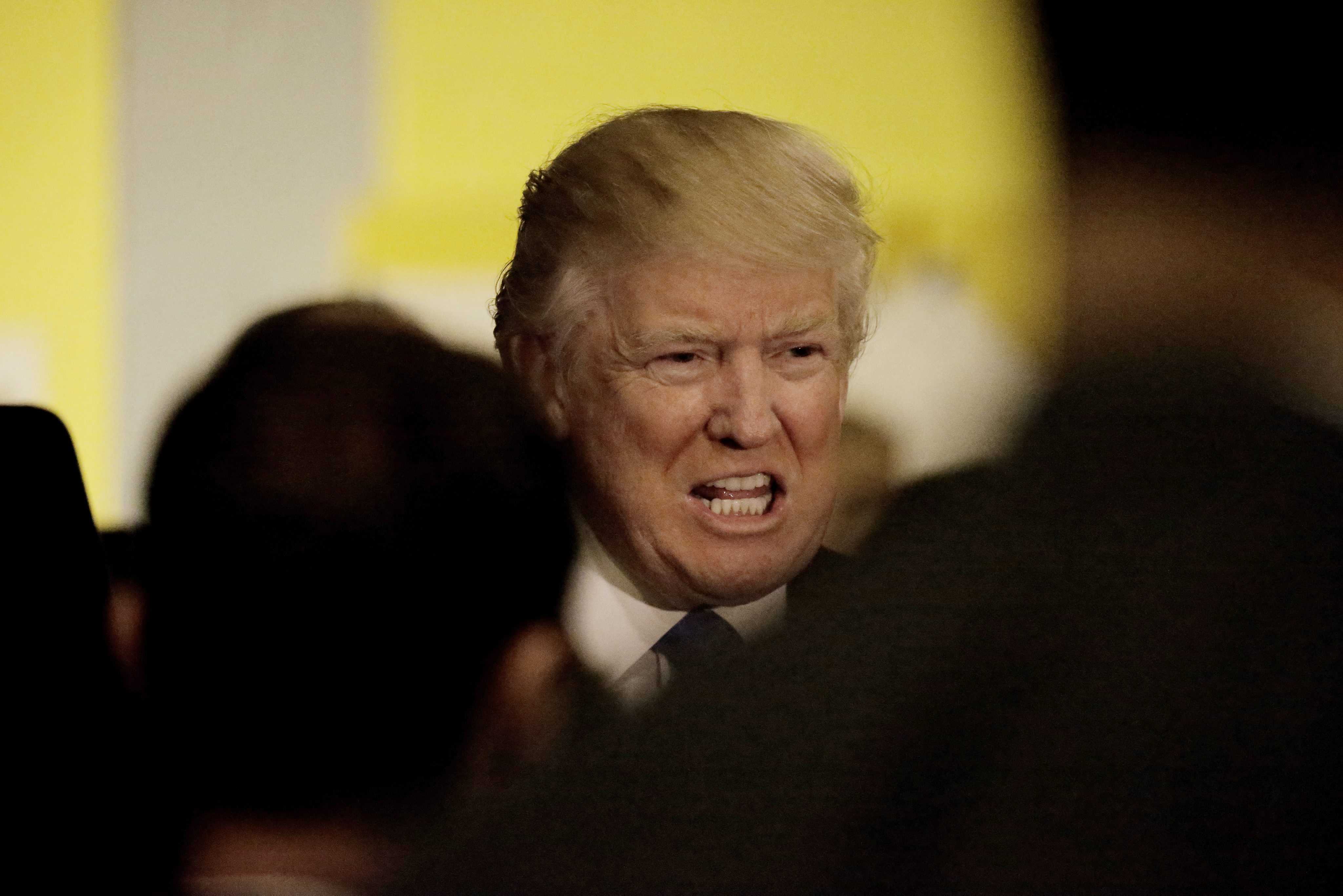 Donald Trump acosa al automóvil