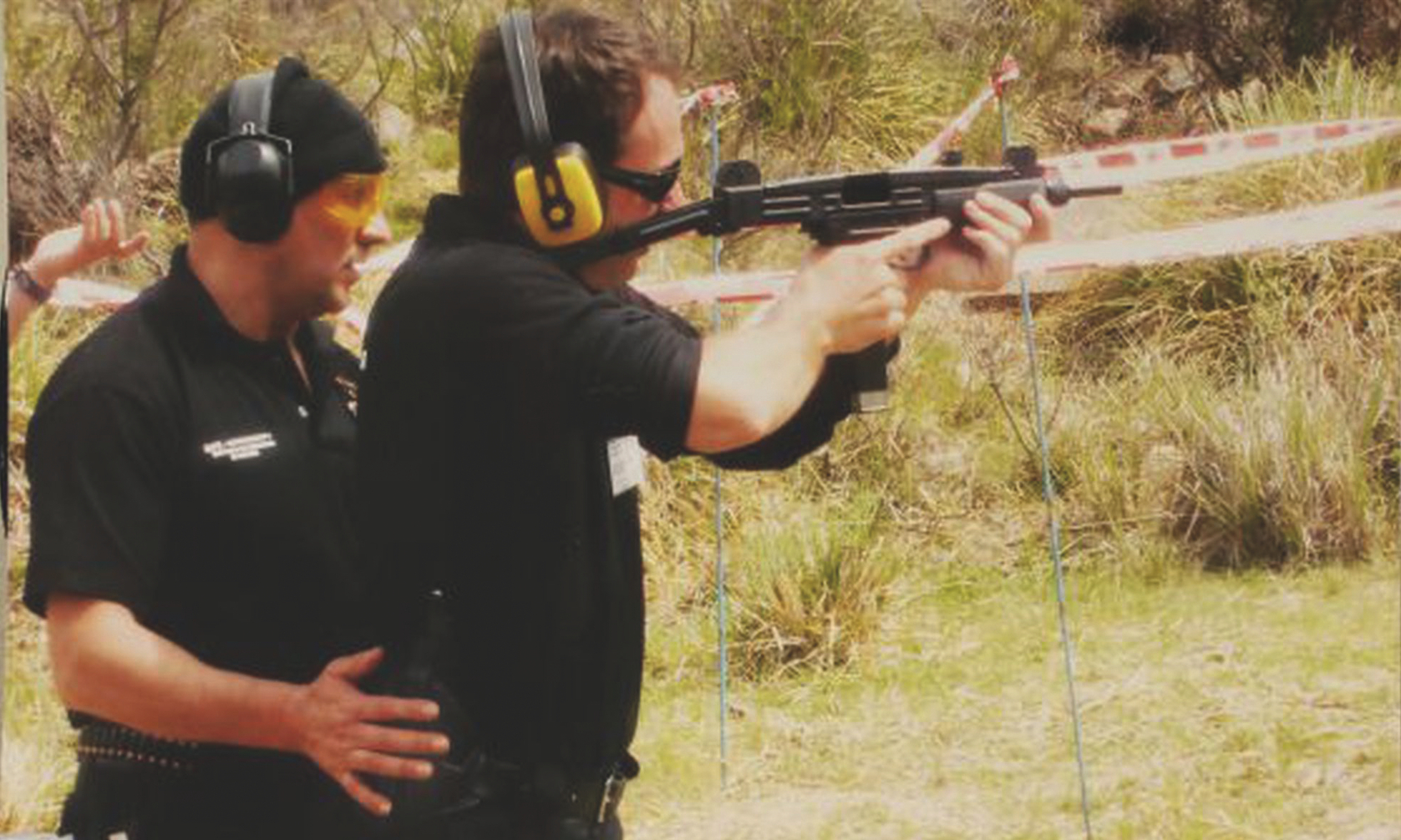 El Padre Vicente, haciendo prácticas de tiro en Argentina - 