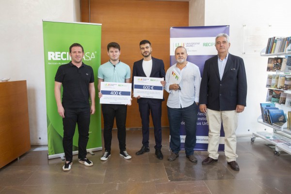 La Cátedra Reciplasa premia a Sergio Bonete y Víctor Gamal por sus trabajos de fin de grado y máster

