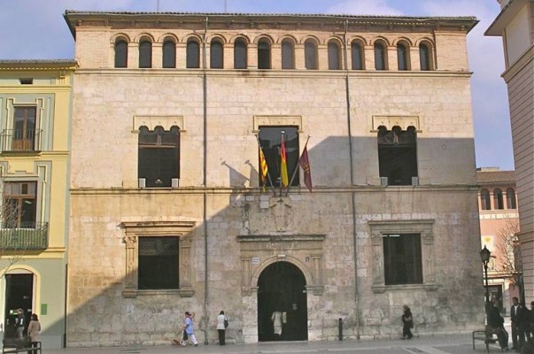 El Plan de Eficiencia Energética de Alzira ahorra más de 500.000 kW y 50.000 euros
