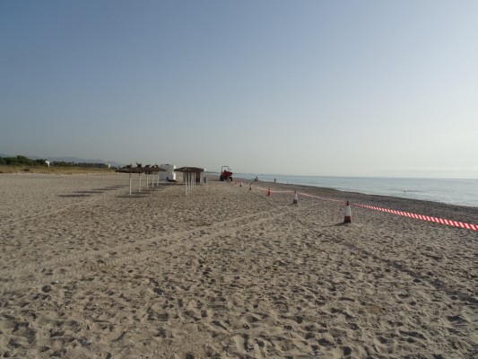 La retirada de piedras en la playa de Canet coincide con el apogeo de la temporada estival