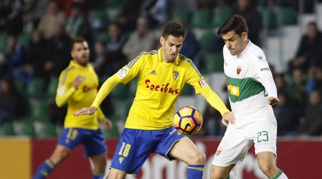 Güiza tumba al Elche y prolonga la racha triunfal del Cádiz