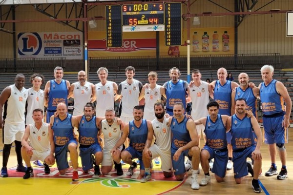 Las leyendas de Valencia Basket se quedan a las puertas de levantar el trofeo en Mâcon
