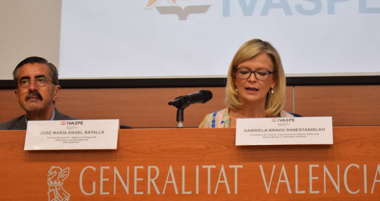 El secretario autonómico de Emergencias, José María Ángel, y la consellera de Justicia, Gabriela Bravo - 