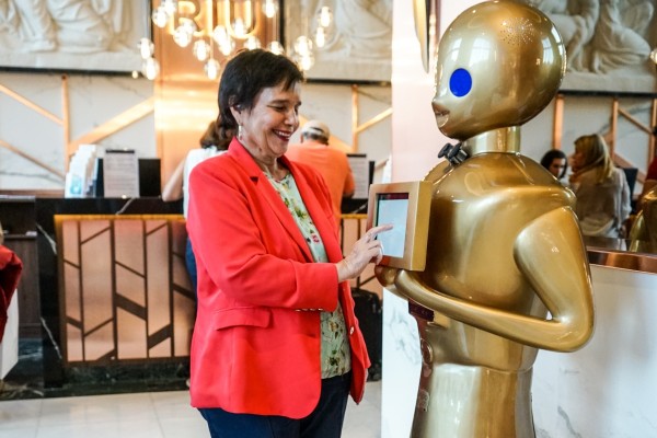 Tokyo y Nairobi: dos robots sociales se suman a la plantilla del hotel Intur Orange de Benicàssim 