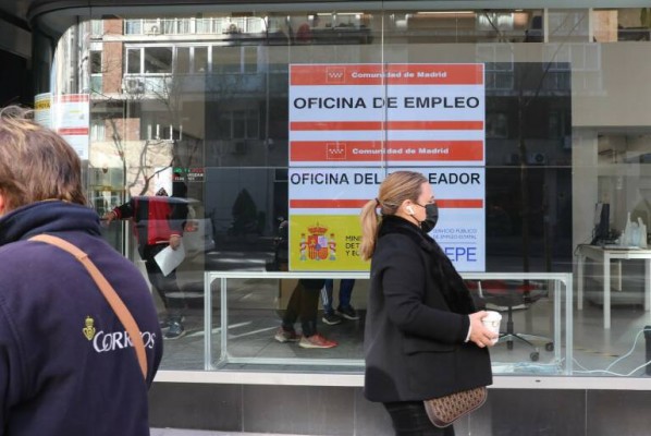 El paro baja en 3.943 personas en junio en la Comunitat hasta los 348.768 desempleados