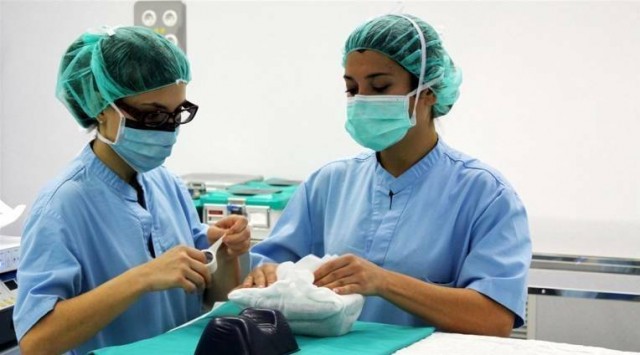 Los sanitarios valencianos cobrarán de media menos productividad variable que el año anterior