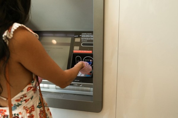 Aumenta el cierre de cajeros automáticos, aunque se incrementan las retiradas de efectivo