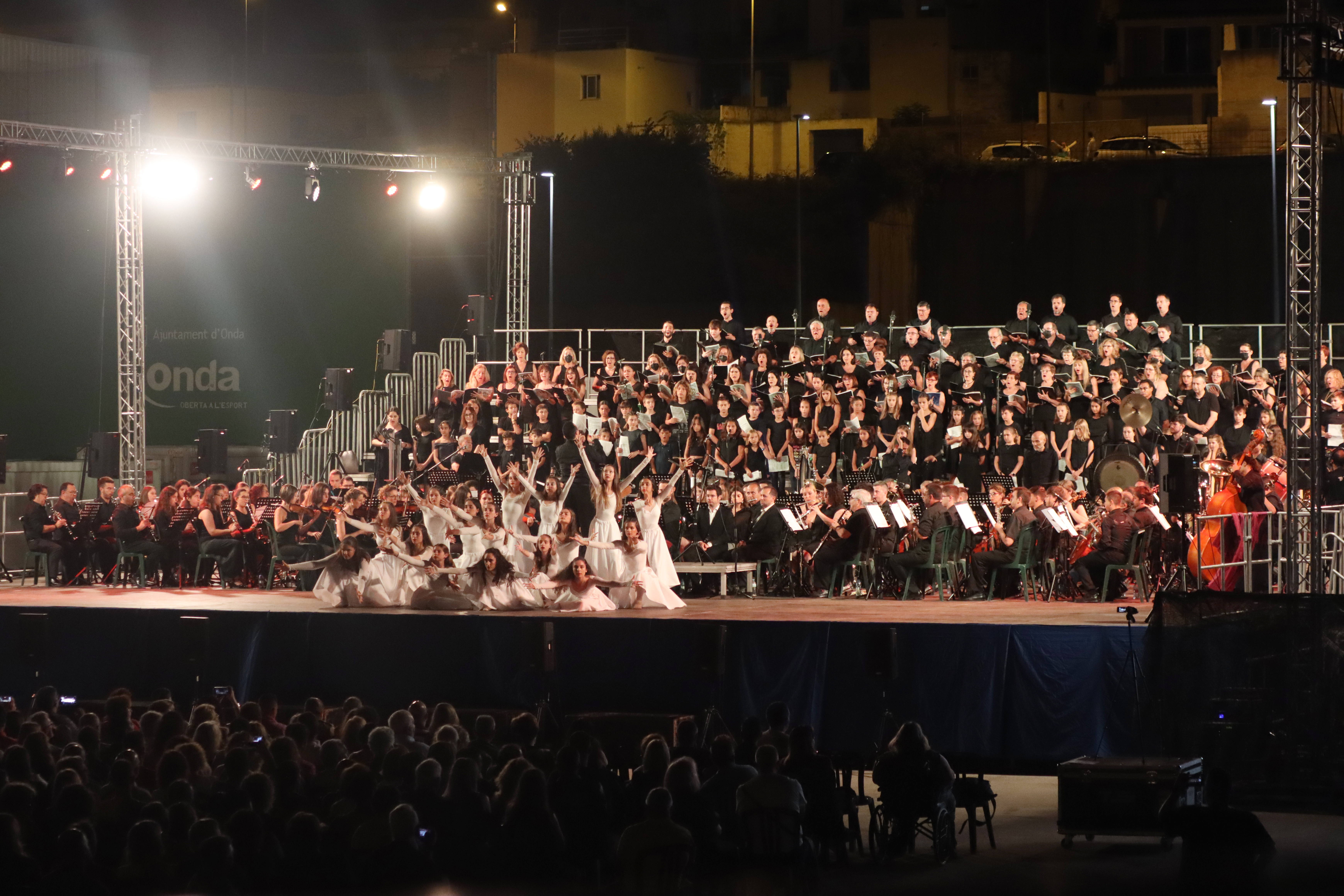Más de 350 músicos representan en Onda 'Carmina Burana'
