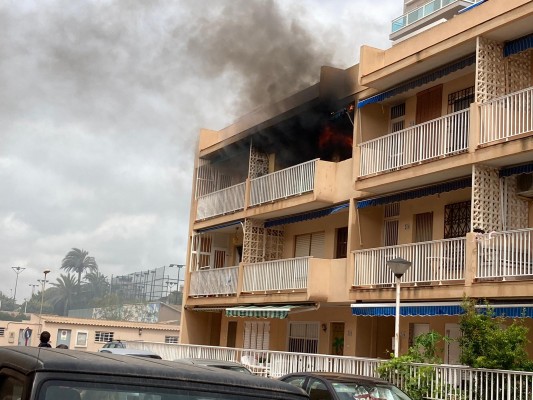 Los sindicatos denuncian falta de bomberos en La Manga tras un incendio junto a la Plaza Bohemia