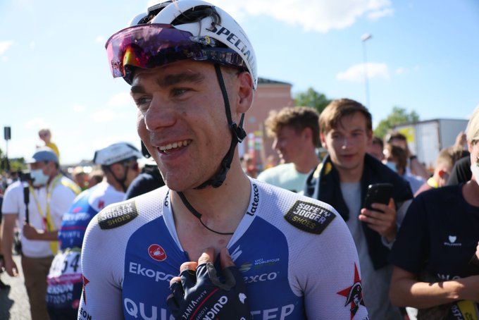 Jakobsen gana el primer esprint del Tour; Van Aert nuevo líder