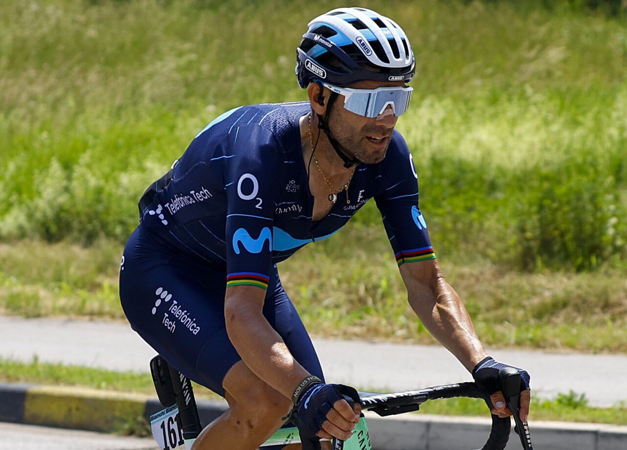 Un coche atropella a Alejandro Valverde mientras entrena y se da a la fuga: el murciano no sufre lesiones importantes 
