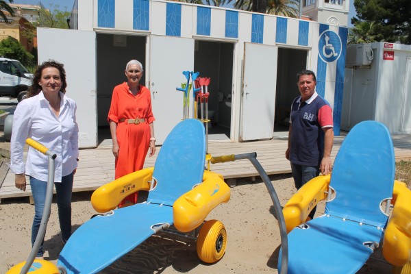Benicàssim habilita un servicio de baño adaptado en las playas Heliópolis y Almadraba