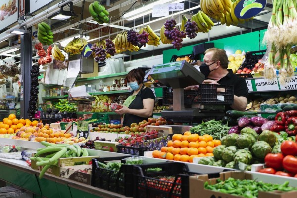 Los placeros del Mercado de Elche piden ser parte activa del proyecto; el Ejecutivo ya les ha presentado bocetos 