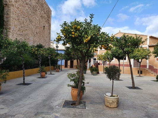 Calp recoge residuos puerta a puerta para los hosteleros del casco antiguo en verano

