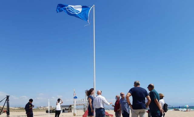 Arranca la temporada alta de baño en Elche con el izado de las banderas azules 
y un dispositivo reforzado 
