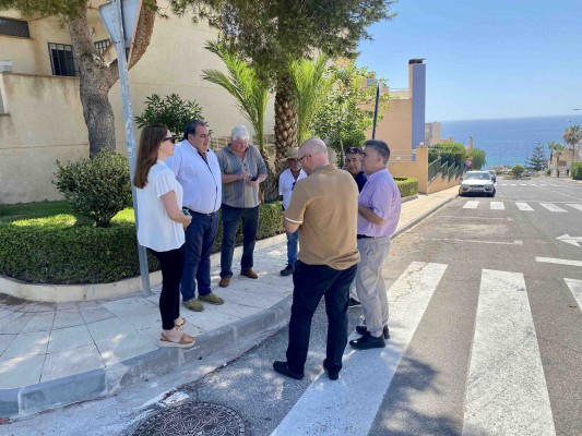 La distribuidora de Iberdrola instala dos nuevos transformadores en Aguamarina y Cabo Roig