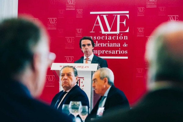 Aznar rechaza elegir entre acuerdos o reformas e insiste en reducir el déficit