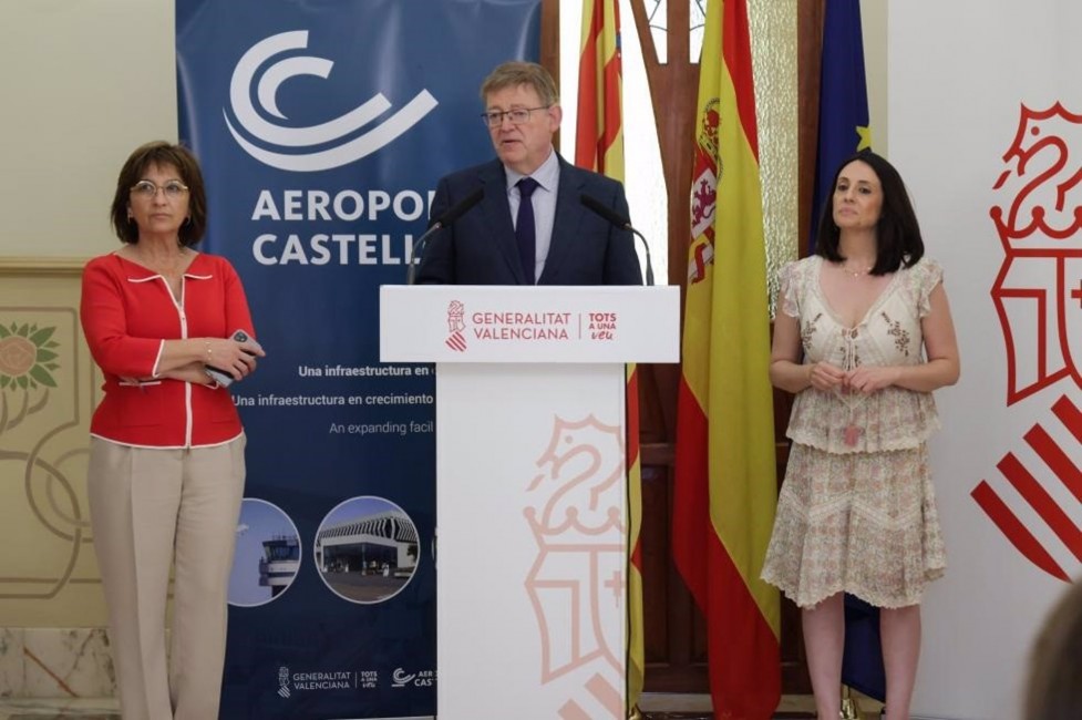El presidente Ximo Puig, junto a la directora general del aeropuerto de Castellón (i), Blanca Marín, y la consellera de Política Territorial, Obras Públicas y Movilidad, Rebeca Torró. (Foto: GVA)  - 