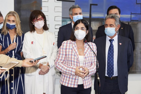 Darias recomienda mascarilla y la dosis de refuerzo para quien aún no la tenga ante el aumento de casos
