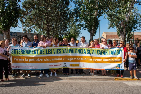 Alfafar se manifiesta para pedir el soterramiento de las vías del tren tras un accidente mortal 