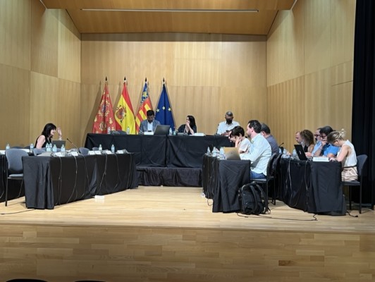 Pleno bronco en Orihuela: el PP abandona y acusa a la alcaldesa de ceder al 