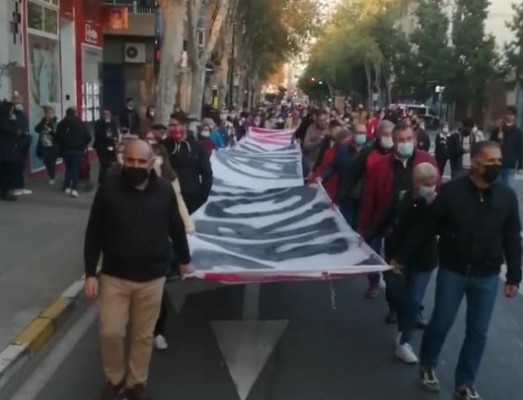 La brecha del tren: Compromís insiste con la variante de Torrellano; los vecinos retoman la calle