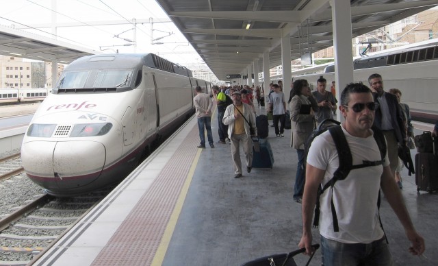 Adif bonificará el coste energético a los operadores de AVE que midan el consumo de sus trenes
