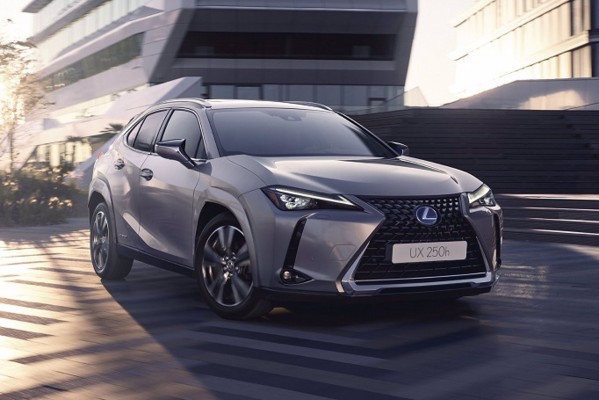 Lexus renueva su crossover UX 250h híbrido con más tecnología, equipamiento y nuevos acabados