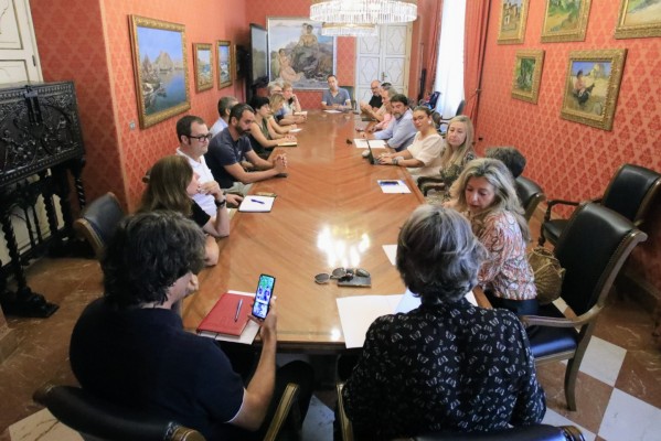 Alicante se conjura para planificar Fogueres 2023 con refuerzo de la promoción y más ayudas