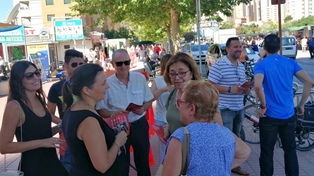 El PSOE de Benidorm sale a la calle para ensalzar la gestión de Ximo Puig
