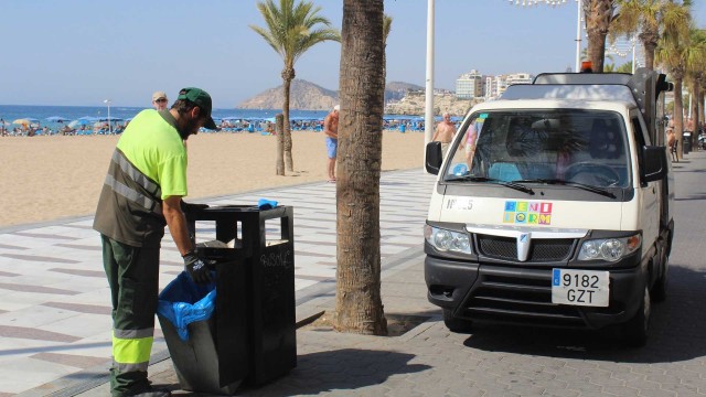 Benidorm refuerza la limpieza de sus calles con 51 operarios más para este verano