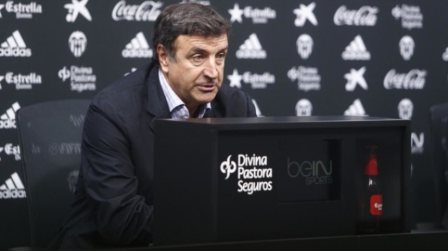 Un central, un mediocentro y un delantero, los objetivos de mercado para el Valencia CF