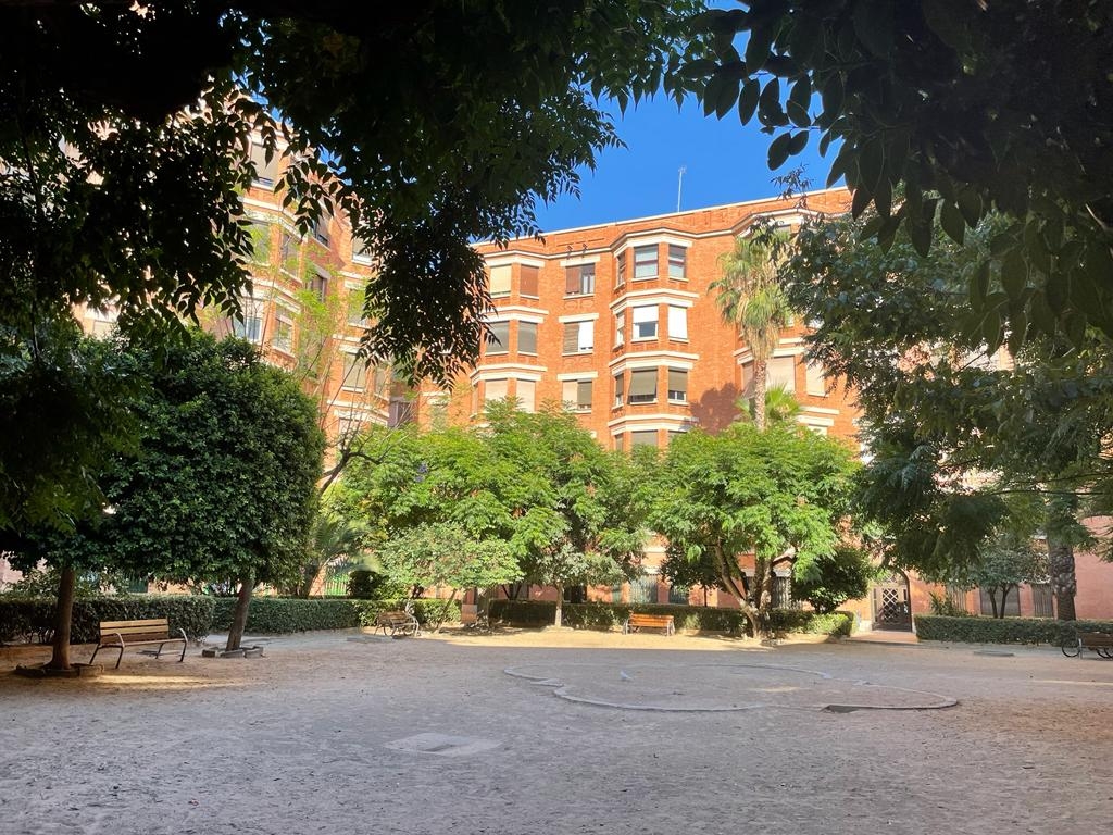 Los vecinos de la Finca Roja inician un proceso participativo para decidir cómo será su jardín