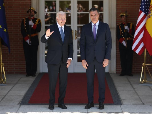 Biden y Sánchez acuerdan que Estados Unidos tenga más destructores permanentes en Rota