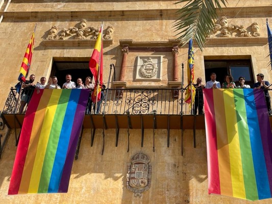 El colectivo LGTBI se concentra este martes en la Plaça de Baix de Elche reivindicando sus derechos