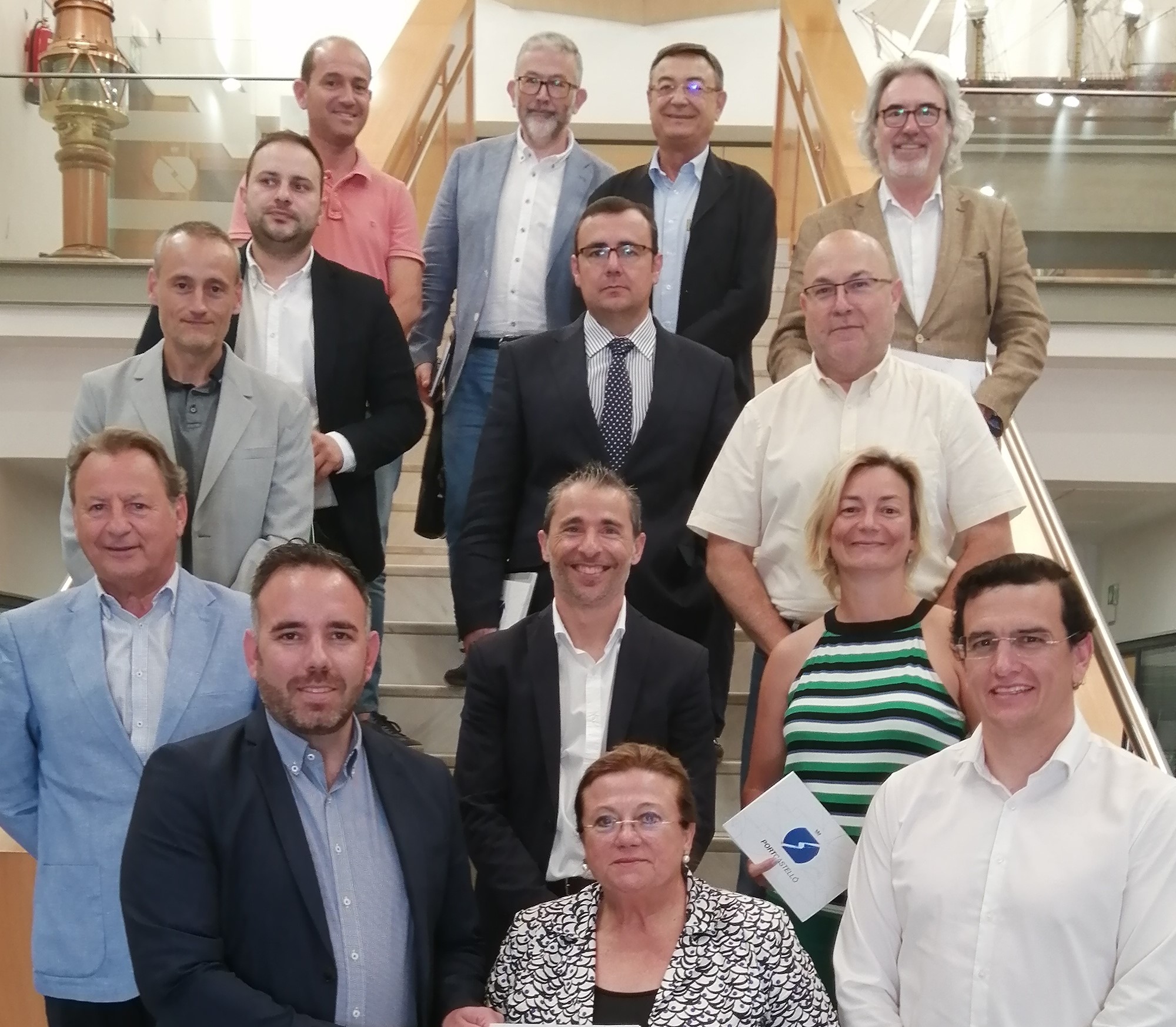 Los miembros del Consejo de Administración de la Autoridad Portuaria de Castellón posan tras su reunión de este martes. - 