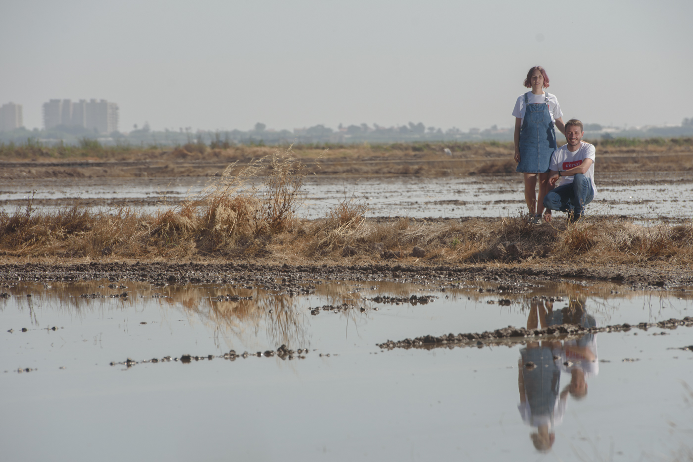 Teresa y Miquel en uno de sus campos de arroz. Fotos: KIKE TABERNER - 