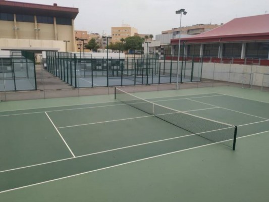 La licitación de la piscina de El Campello se vuelve a retrasar, así como la apertura de las pistas anexas