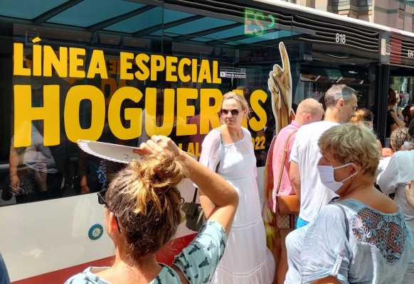 Cerca de 14.000 alicantinos y visitantes recorrieron las Hogueras Especiales en autobús