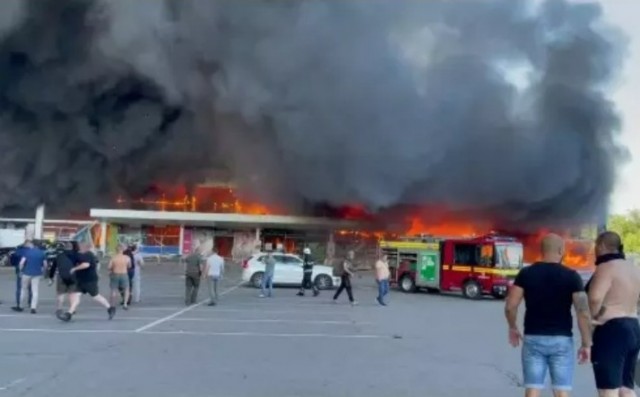 Al menos diez muertos por un ataque ruso contra un centro comercial en Kremenchuk