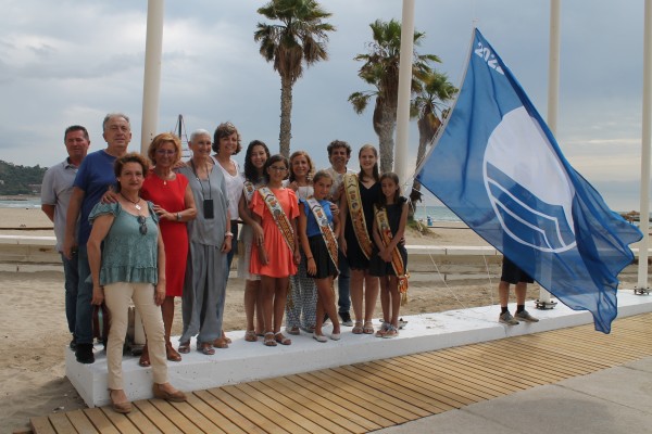 Benicàssim iza las cinco banderas azules en sus playas