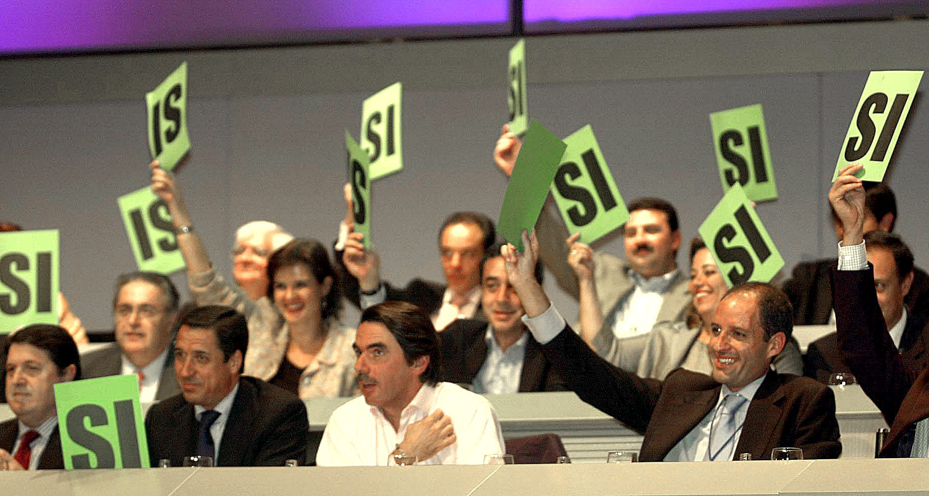 Olivas, Zaplana, Aznar y Camps, en el Congreso del PPCV celebrado en 2002. Foto: EFE/J.C. CÁRDENAS - 