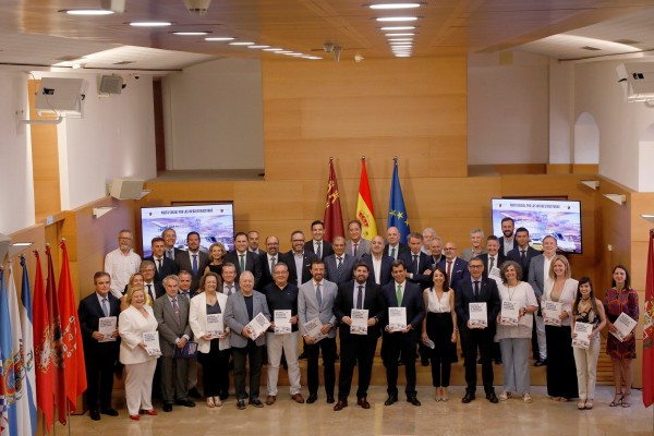 Patronal, Gobierno y sindicatos se unen para firmar el pacto por las infraestructuras de la Región