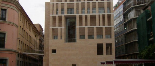 Murcia se ilumina de rojo y blanco para conmemorar el Día de las Personas Sordociegas