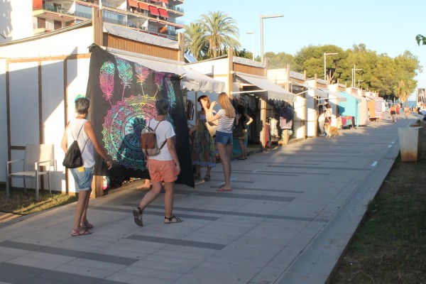 El comerç de Benicàssim ix al carrer amb el mercat d'artesania Torre de Sant Vicent

