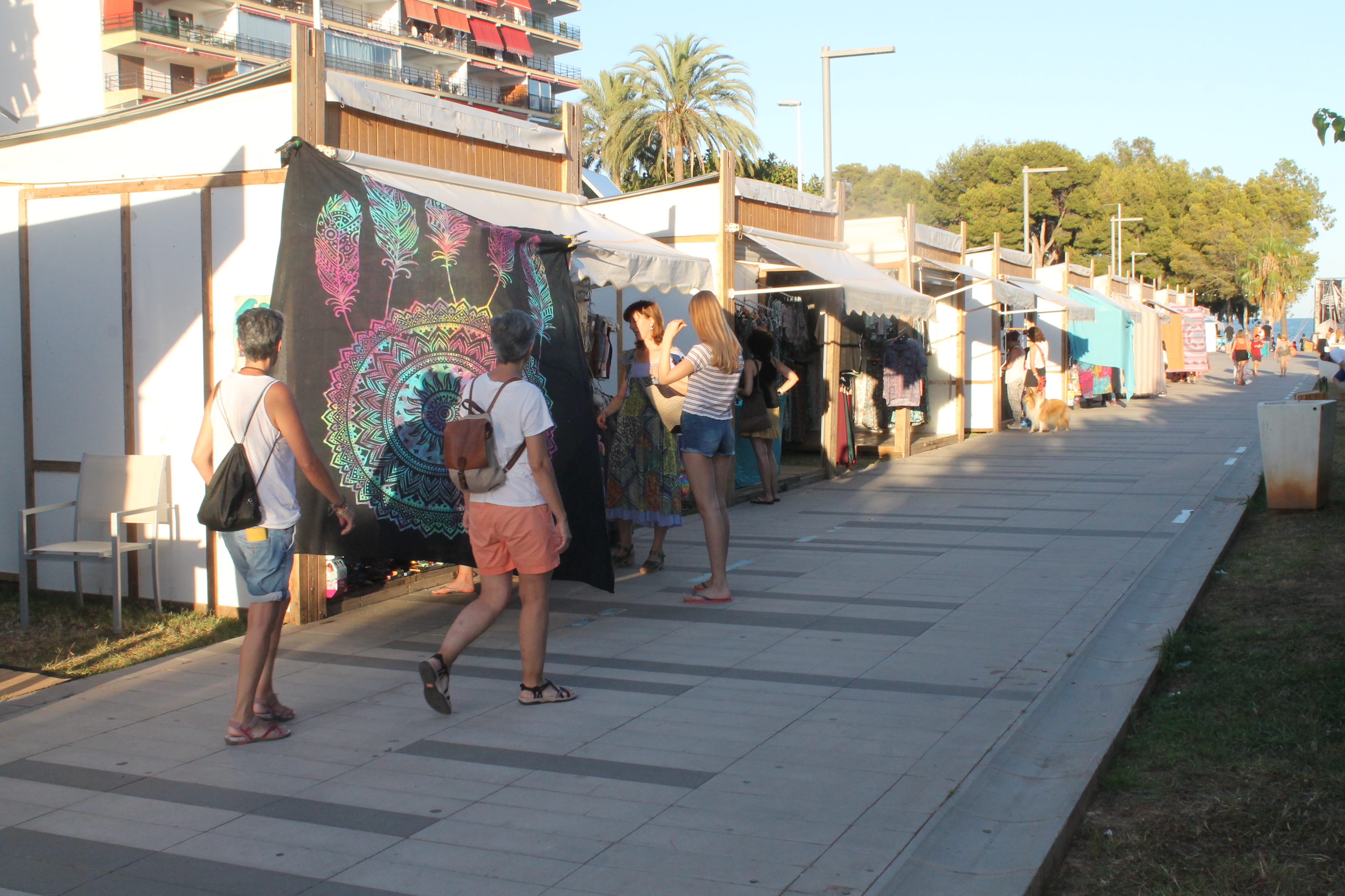 El comerç de Benicàssim ix al carrer amb el mercat d'artesania Torre de Sant Vicent
