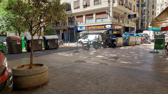 El Ayuntamiento soterrará los contenedores de residuos de la plaza Rodrigo Botet de Ciutat Vella