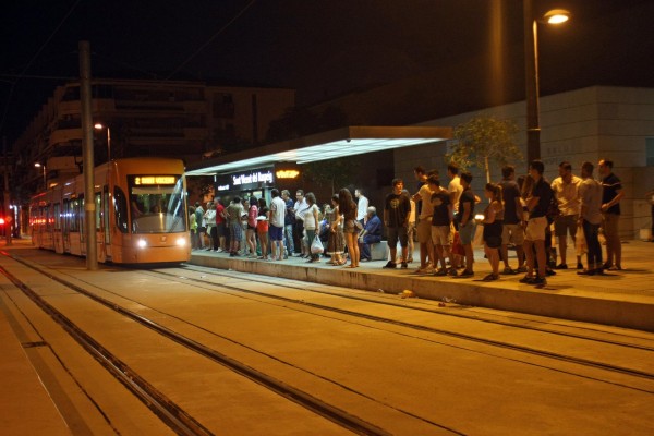 El Tram prolonga horarios para la asistencia a los espectáculos pirotécnicos nocturnos en Alicante