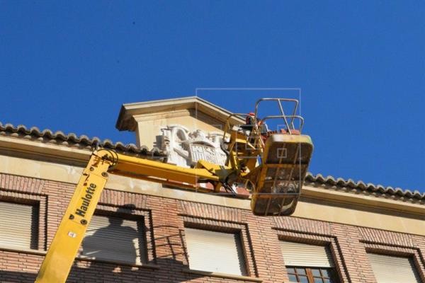 Orihuela sanciona a la conselleria de Gabriela Bravo por quitar el escudo franquista sin permiso